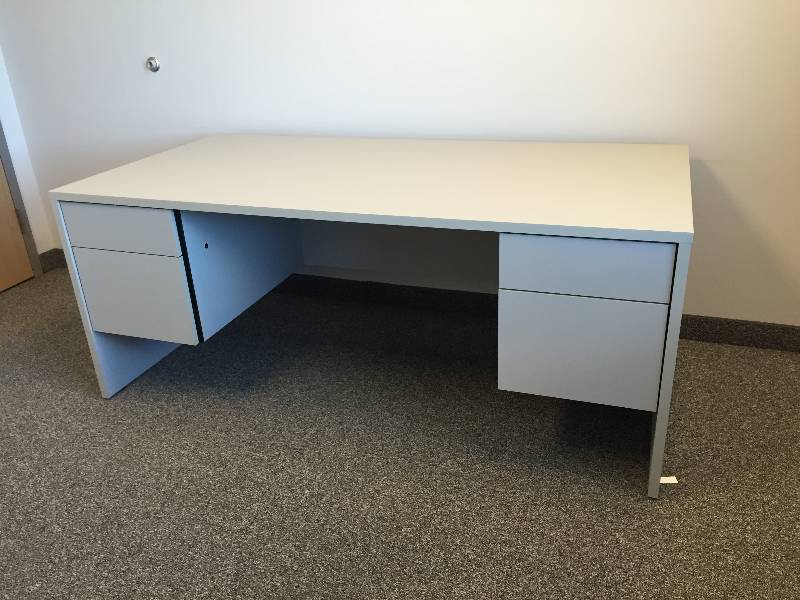 lot 80 image: Super Condition Large Desk