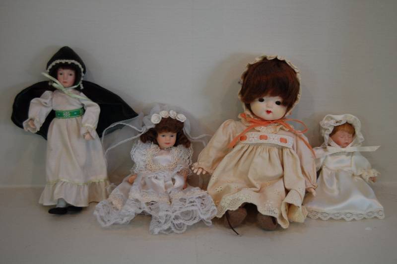 lot 36 image: Dolls