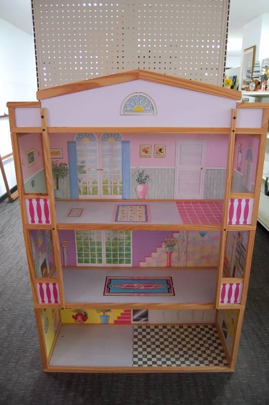 lot 45 image: Large Doll House