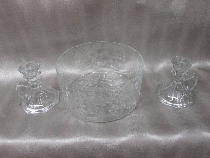 Flat bottomed glass bowl, 2 clear g...