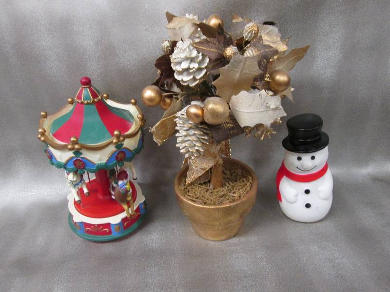 Gold colored topiary, Battery opera...
