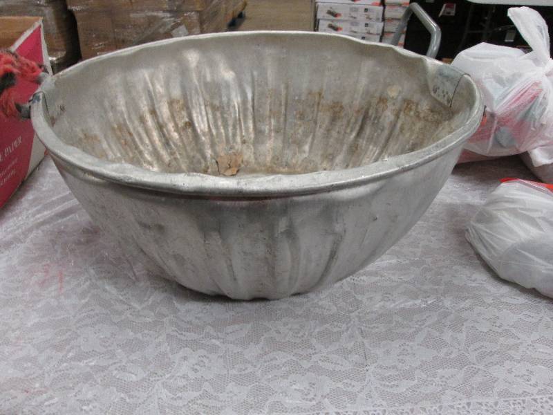 21 inch metal basket with rope hand...