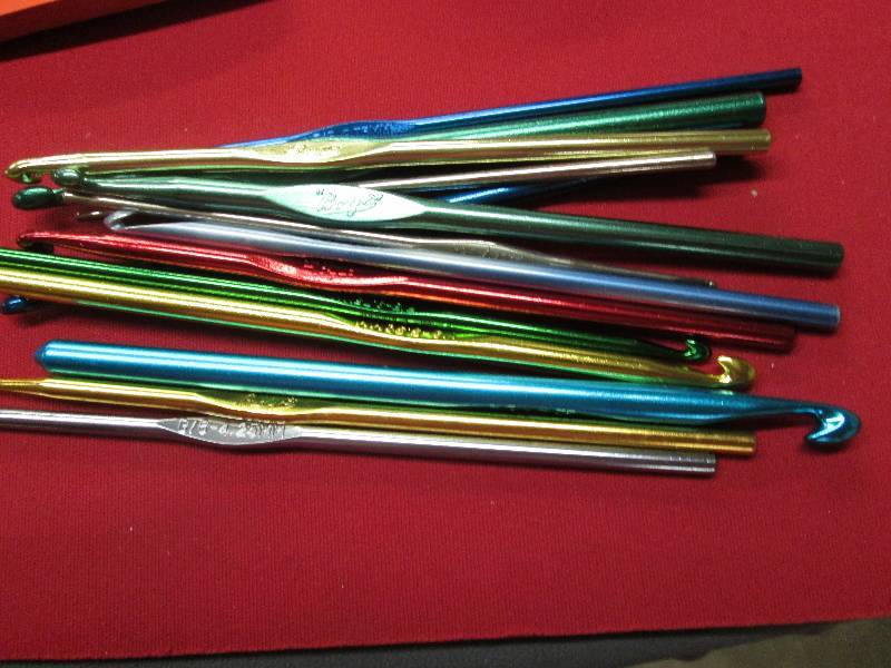 Lot of 14 assorted sized crochet ho...
