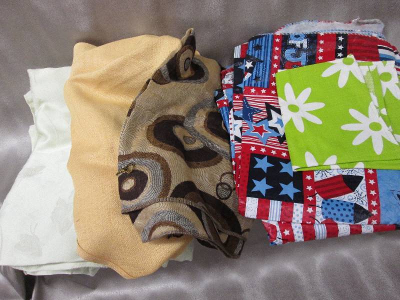 Assorted tablecloths, fabric & plas...