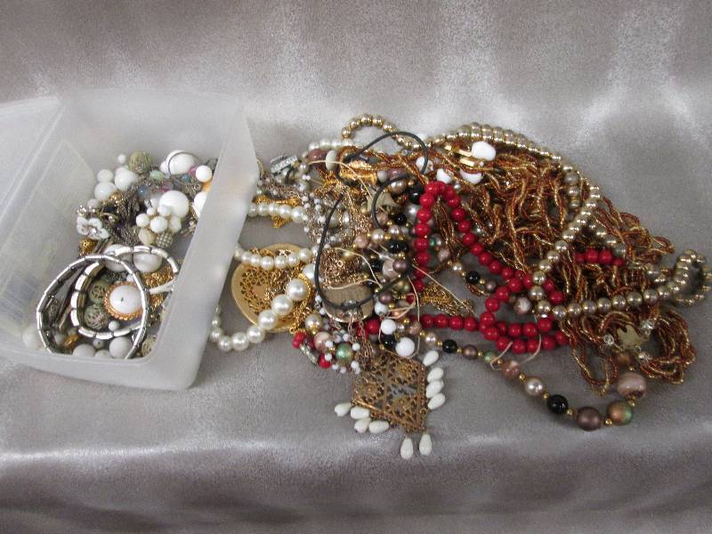 Lot of costume jewelry, many neckla...