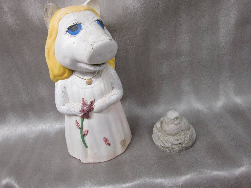 Miss Piggy statue, Bird in nest...