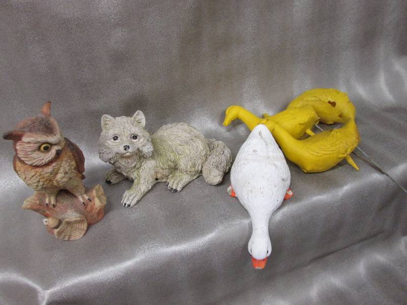 Assorted wildlife figurines -see im...