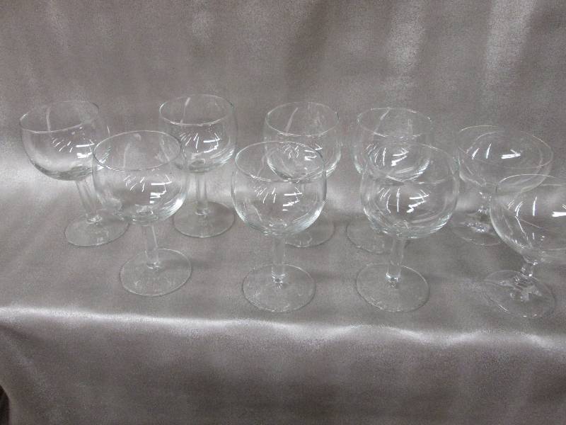 Lot of 7 clear glass wine glasses, ...