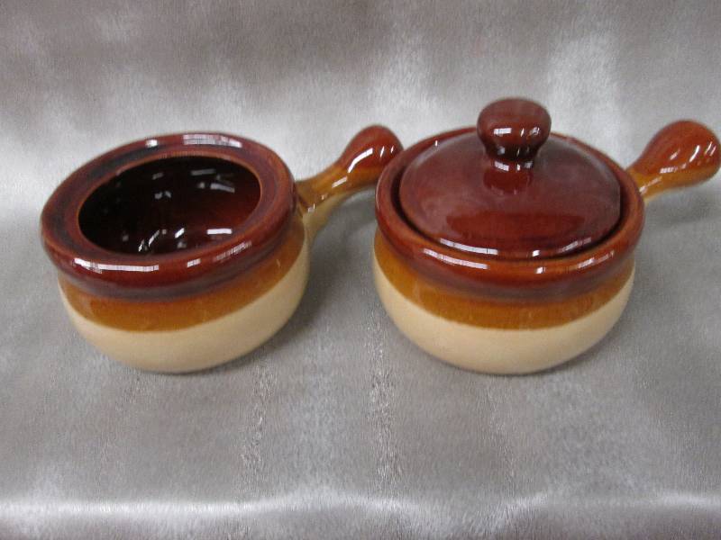 Lot of 2 soupbowls with handles, on...