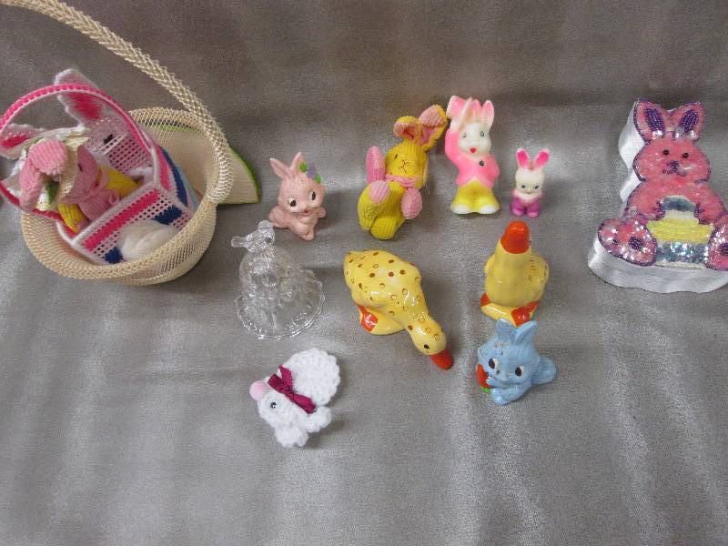 Assorted small Easter dcor...