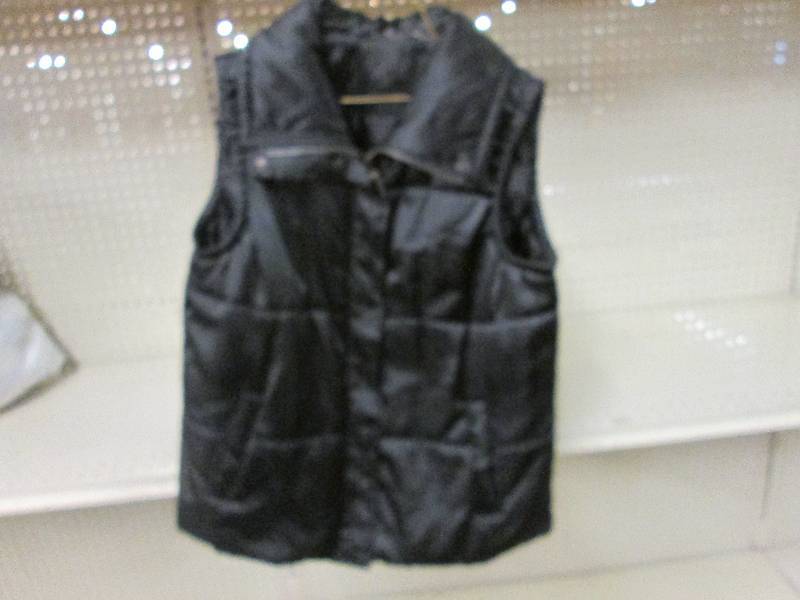 Black quilted zip vest, no size giv...
