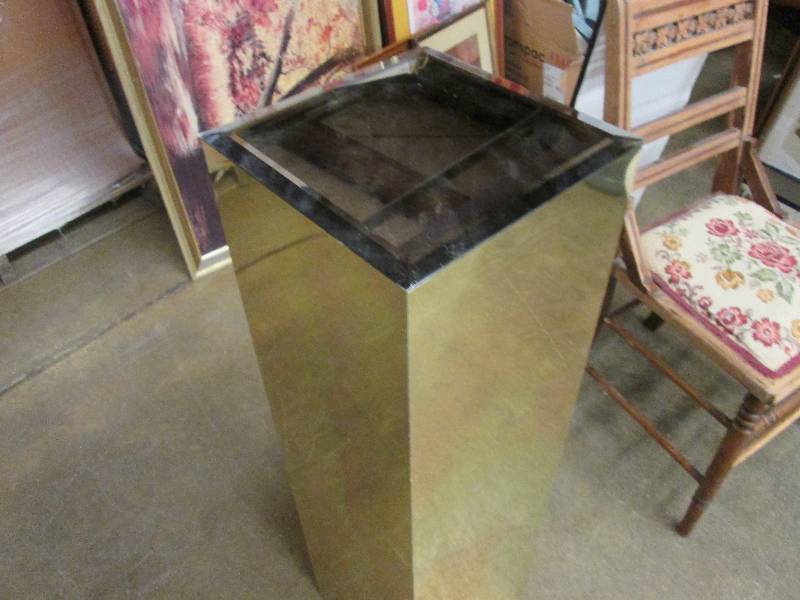 Mirrored pedestal...