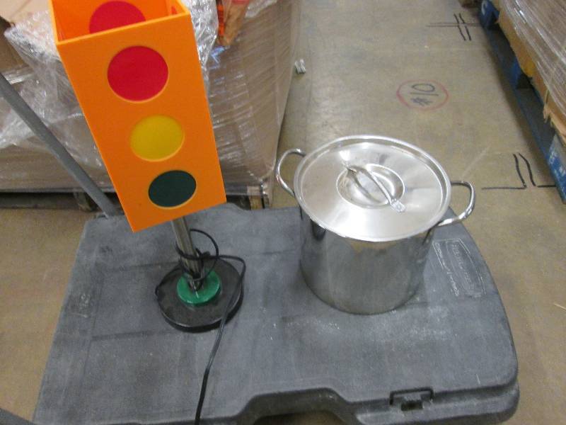 Stoplight lamp, stock pot...