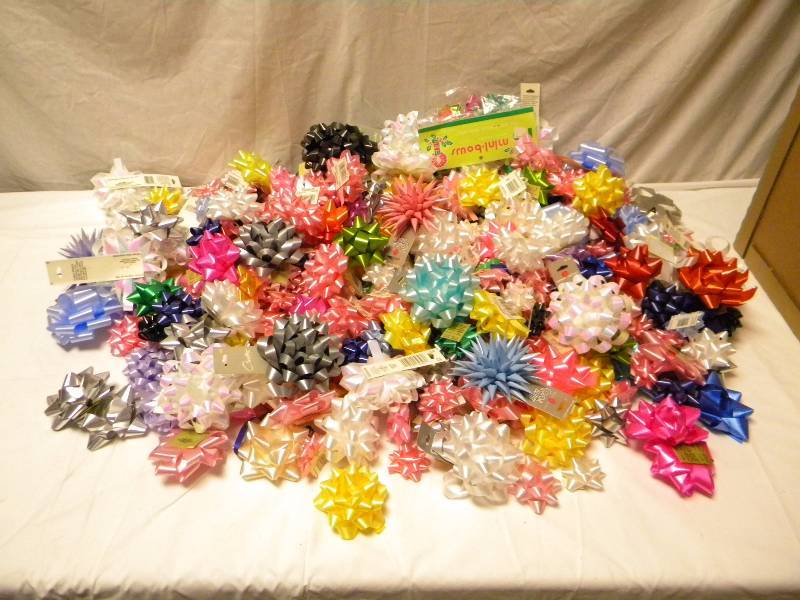lot 293 image: Gift Bows