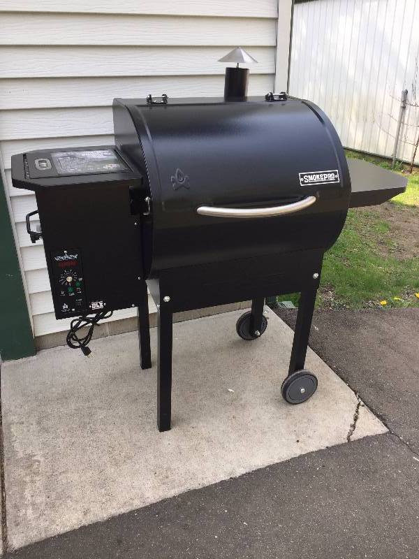 lot 31 image: Smoke Pro DLX Pellet GrillSmoker