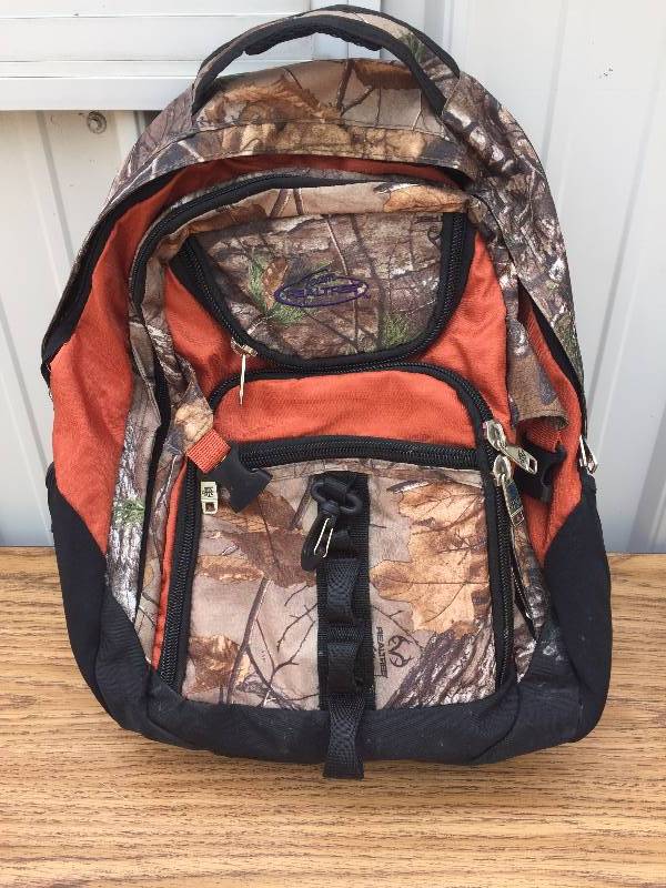 lot 33 image: Team Realtree Camo Backpack