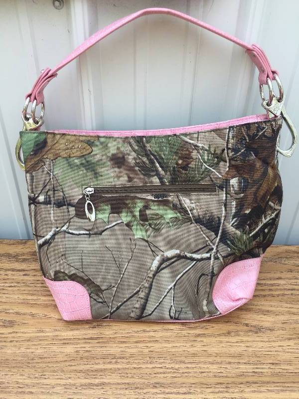 lot 34 image: Realtree PinkCamo Purse