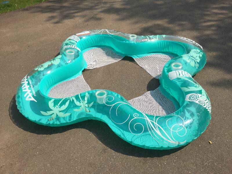 lot 43 image: Aviva Lucky Lounge Raft