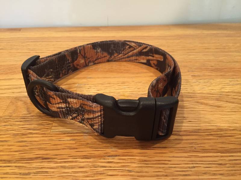 lot 77 image: Camo Dog Collar