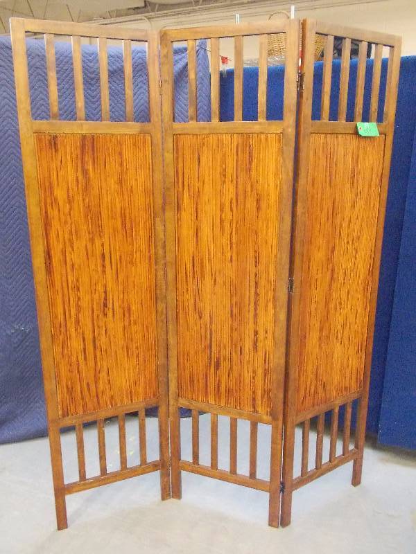 lot 601 image: Room Divider