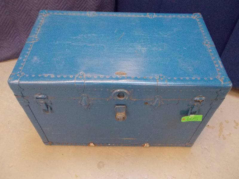 lot 605 image: Trunk