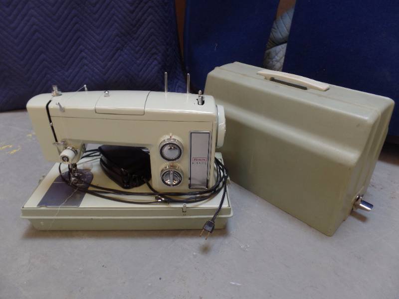 lot 614 image: Portatable Sewing machine