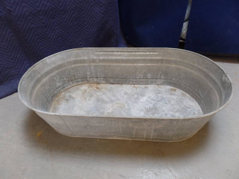 lot 624 image: Galvanized Tub