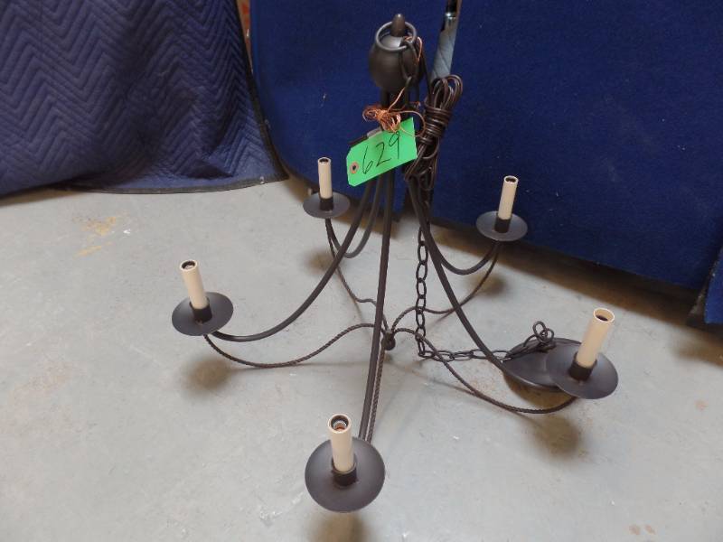 lot 629 image: Chandelier