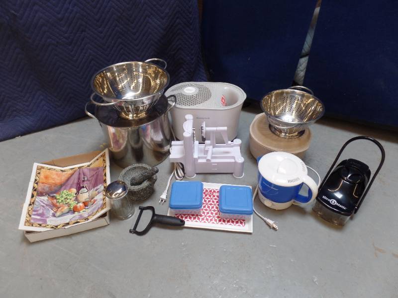 lot 632 image: Misc.  Kitchen Items