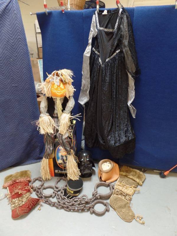 lot 633 image: Costumes, Masks & Decorations