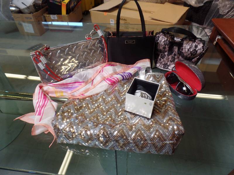 lot 635 image: Purses and Accessories