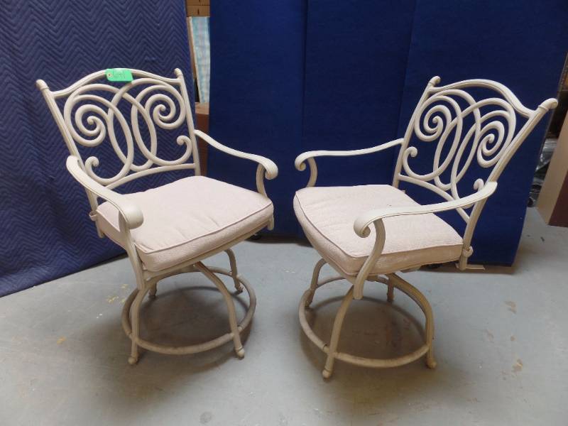 lot 641 image: Patio Chairs