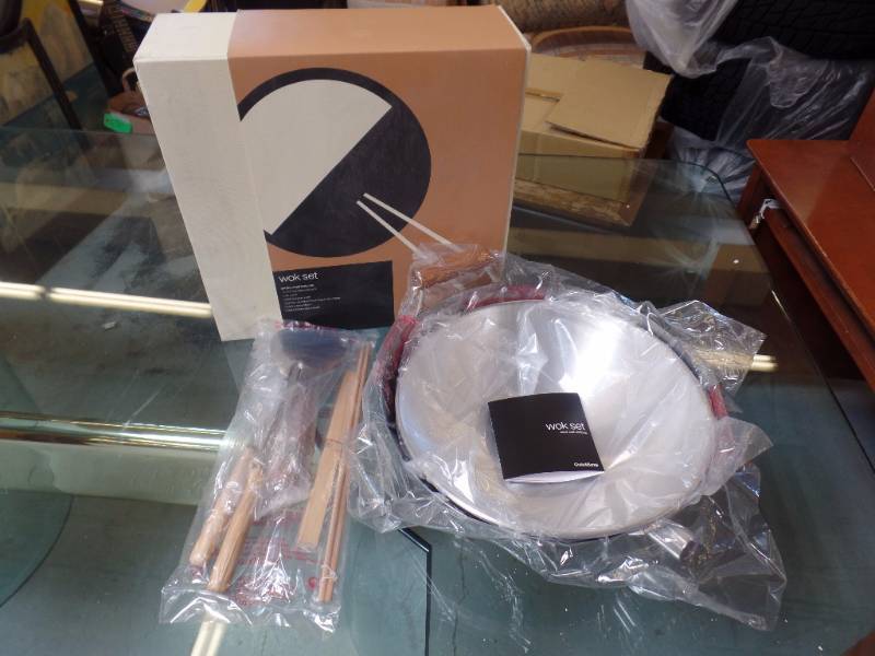 lot 654 image: Wok Set