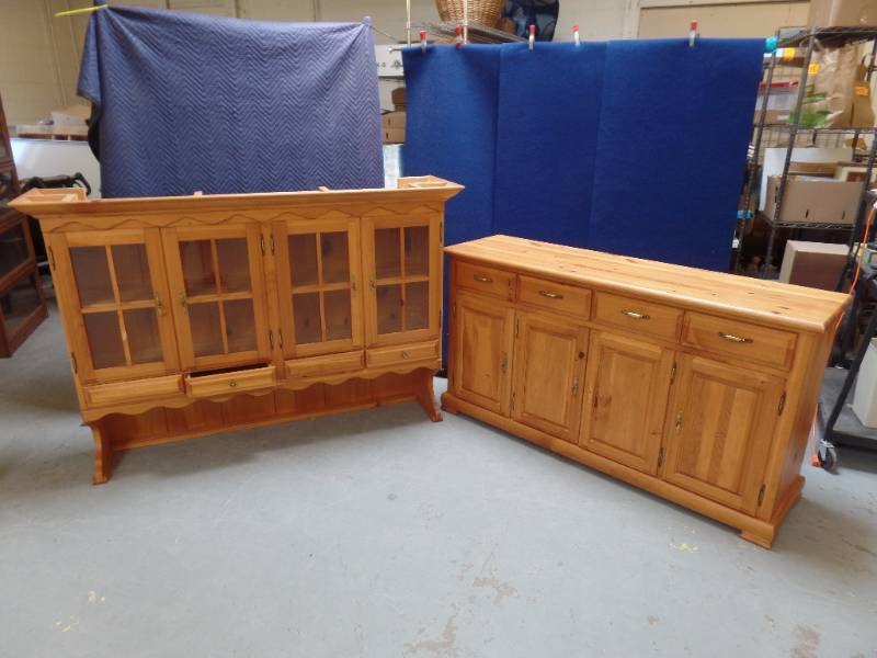lot 658 image: China Hutch