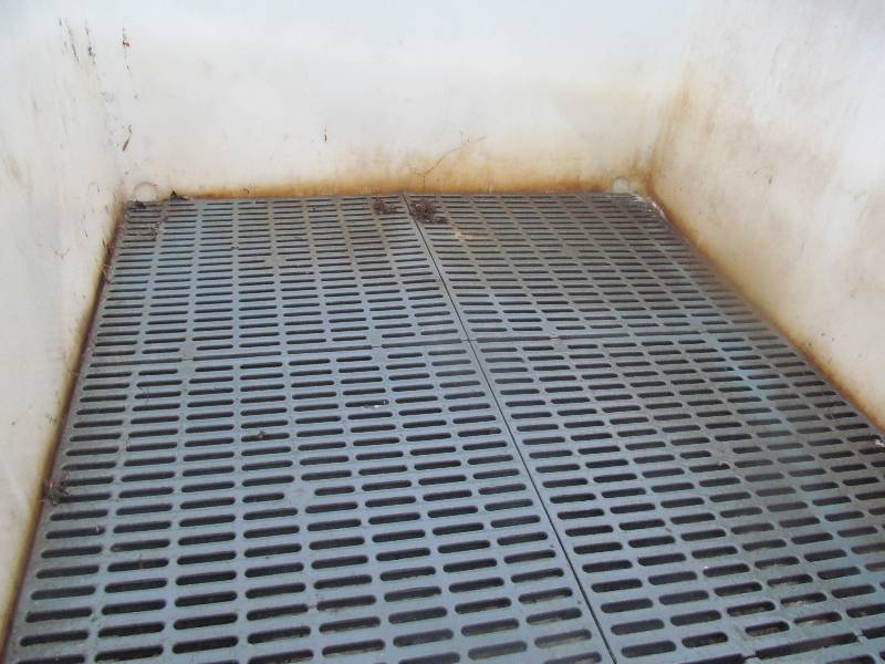 lot 45 image: Poly Tubs & Stands