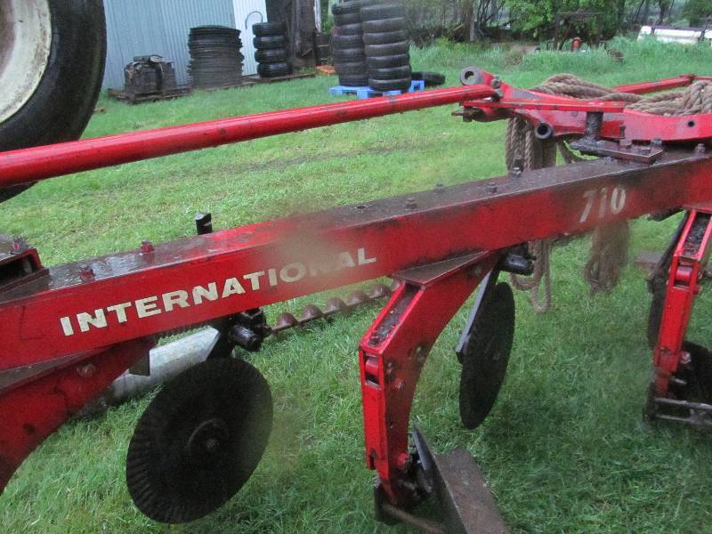 lot 5 image: International 710 Five Bottom Plow