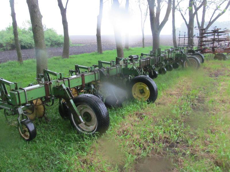 lot 32 image: Lindsey 12 Row,30 Cultivator