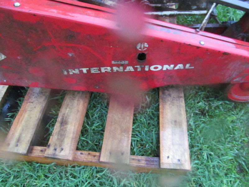 lot 40 image: International Sickle Mower