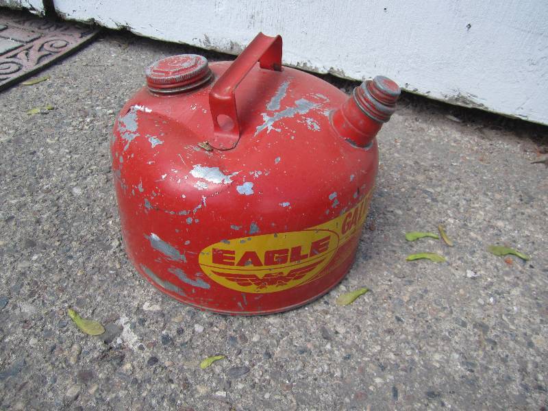 lot 6 image: Vintage metal gas can...