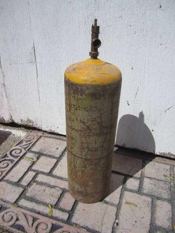 lot 7 image: 10# gas tank...