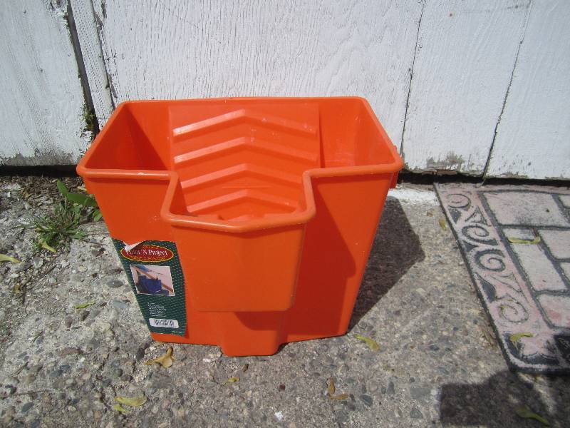 lot 8 image: Paint and pour bucket...