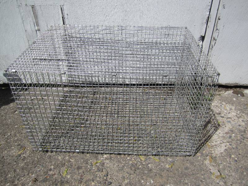 lot 16 image: Metal kennel 24 x 21 x 34...