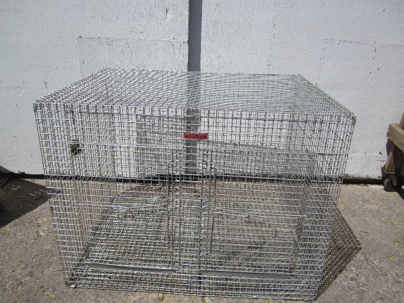 lot 21 image: Puppy Aire metal kennel 40 x 30 x 3...