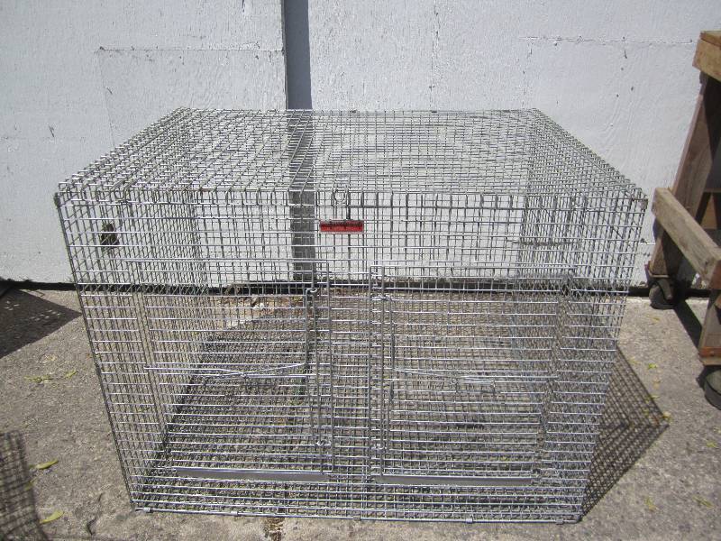 lot 22 image: Puppy Aire metal kennel 40 x 30 x 3...