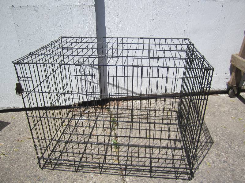 lot 23 image: Metal kennel 36 x 24 x 28 inches...