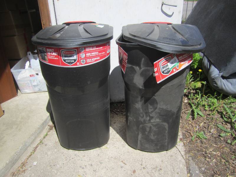 lot 25 image: 2 trash cans, new one has a bent co...
