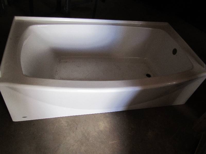 lot 26 image: American Standard bathtub, has a sm...