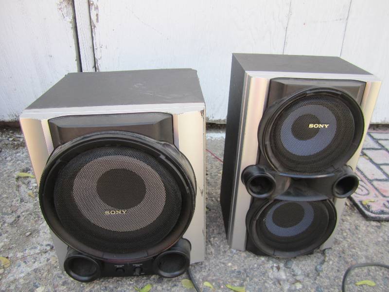 lot 46 image: 2 sony speakers...