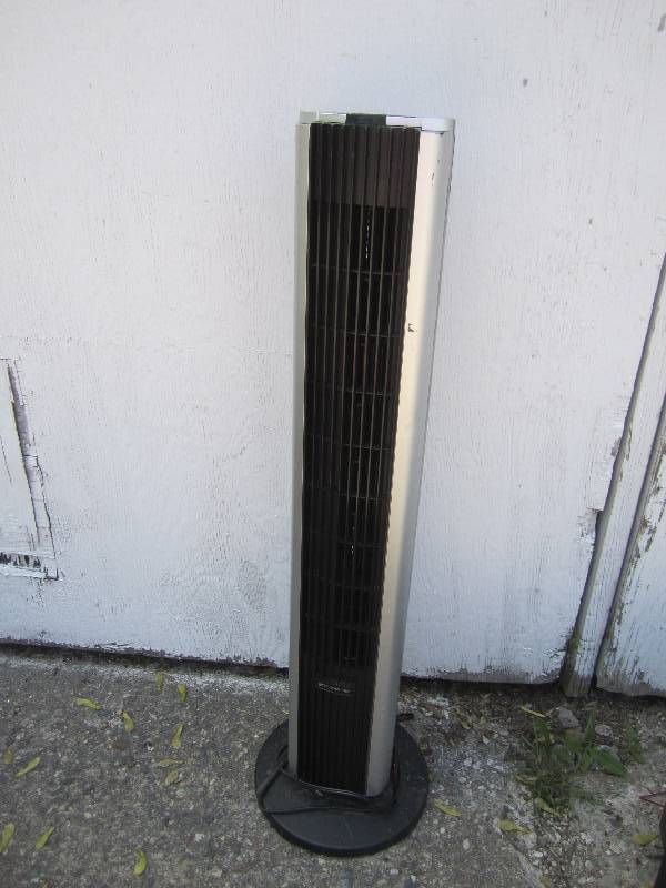lot 47 image: Bionaire tower fan...
