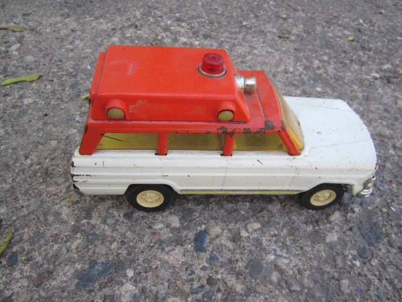 lot 54 image: Vintage Tonka ambulance toy...